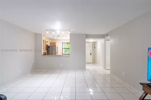 601 Ives Dairy Rd #101-8, Miami, FL 33179