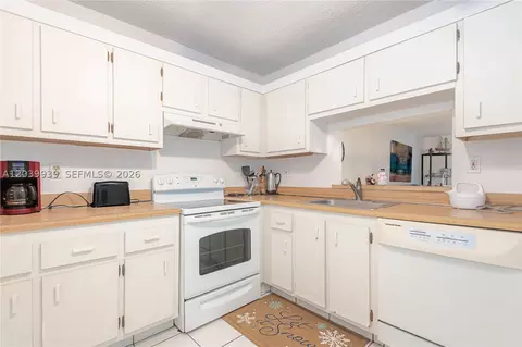 2800 Somerset Dr #115J, Lauderdale Lakes, FL 33311