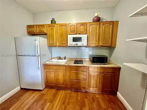 26 Diplomat Pkwy #2368, Hallandale Beach, FL 33009
