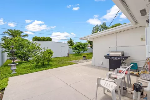 Exterior - 7701 W 16th Ct, Hialeah, FL 33014 photo 13 of 15
