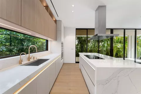 Kitchen - 165 Hampton Ln, Key Biscayne, FL 33149 photo 2 of 3