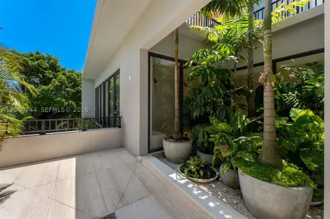 Exterior - 165 Hampton Ln, Key Biscayne, FL 33149 photo 2 of 7