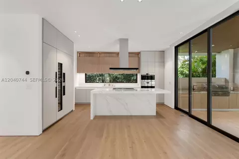 Kitchen - 165 Hampton Ln, Key Biscayne, FL 33149 photo 1 of 3