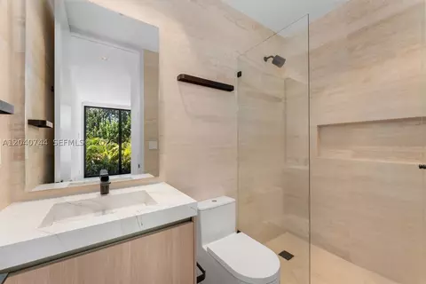 Bath - 165 Hampton Ln, Key Biscayne, FL 33149 photo 3 of 5