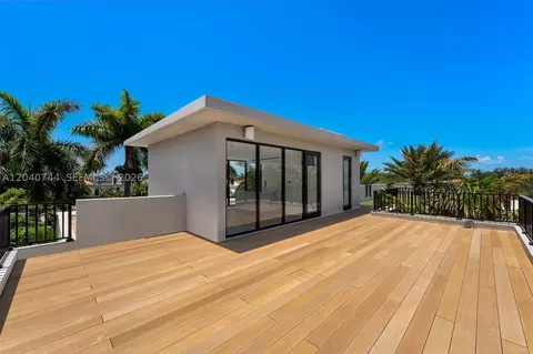 Exterior - 165 Hampton Ln, Key Biscayne, FL 33149 photo 5 of 7