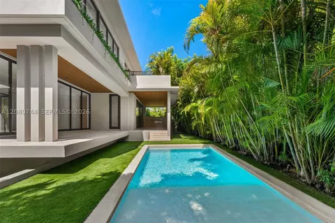 Exterior - 165 Hampton Ln, Key Biscayne, FL 33149 photo 6 of 7