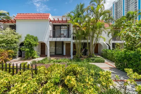 425 Grapetree Dr #206, Key Biscayne, FL 33149