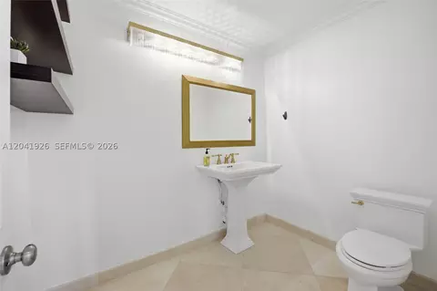 Bath - 16170 Saddle Ln, Weston, FL 33326 photo 8 of 9