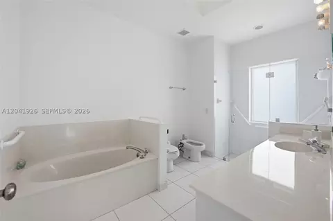Bath - 16170 Saddle Ln, Weston, FL 33326 photo 6 of 9