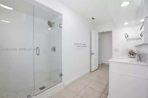 Bath - 16170 Saddle Ln, Weston, FL 33326 photo 5 of 9