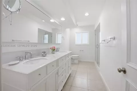 Bath - 16170 Saddle Ln, Weston, FL 33326 photo 4 of 9