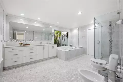 Bath - 16170 Saddle Ln, Weston, FL 33326 photo 2 of 9