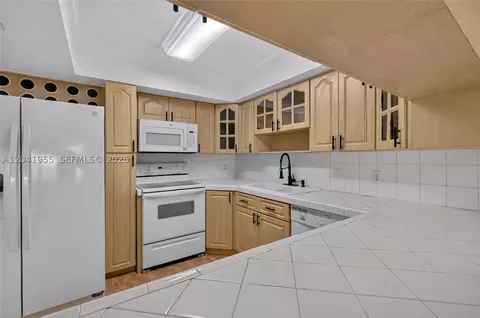 7055 W 3rd Ct, Hialeah, FL 33014 photo 11