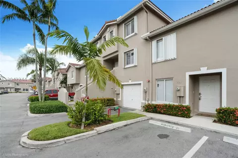 221 Riviera Cir, Weston, FL 33326
