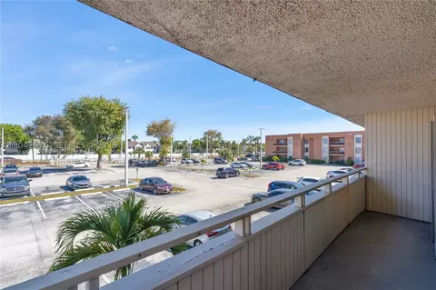 Exterior - 17530 NW 68th Ave #C2003, Hialeah, FL 33015 photo 5 of 5