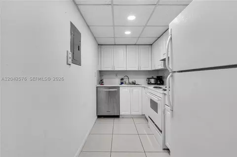 Kitchen - 17530 NW 68th Ave #C2003, Hialeah, FL 33015 photo 1 of 2