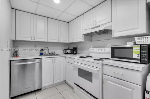 Kitchen - 17530 NW 68th Ave #C2003, Hialeah, FL 33015 photo 2 of 2