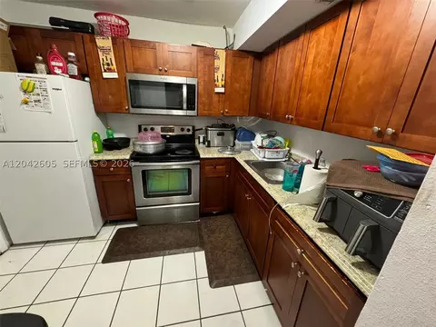 3600 NW 21st St #301, Lauderdale Lakes, FL 33311
