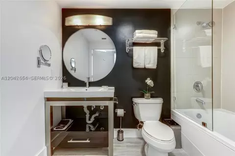 Bath - 2889 Mcfarlane Rd #1811, Miami, FL 33133 photo 1 of 1