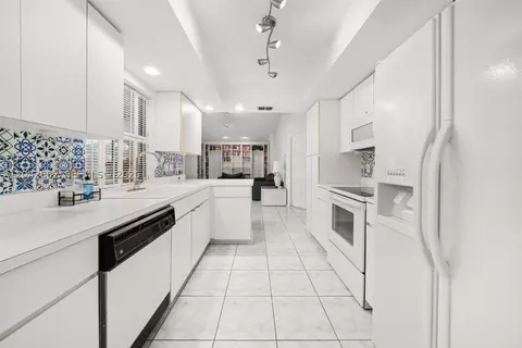 Kitchen - 4524 Harder Ave, Sebring, FL 33875 photo 1 of 5