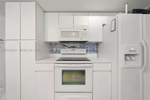 Kitchen - 4524 Harder Ave, Sebring, FL 33875 photo 3 of 5