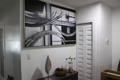 Entry Way - 11512 NW 58th Ave, Hialeah, FL 33012 photo 3 of 5