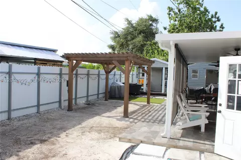 Exterior - 11512 NW 58th Ave, Hialeah, FL 33012 photo 4 of 9