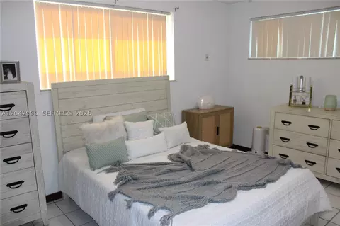 Bedroom - 11512 NW 58th Ave, Hialeah, FL 33012 photo 7 of 10