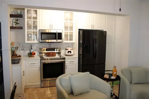 Kitchen - 11512 NW 58th Ave, Hialeah, FL 33012 photo 7 of 8