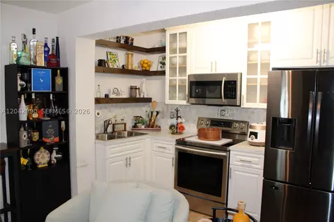 Kitchen - 11512 NW 58th Ave, Hialeah, FL 33012 photo 6 of 8