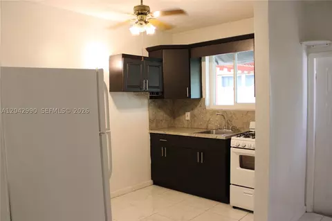 Kitchen - 11512 NW 58th Ave, Hialeah, FL 33012 photo 8 of 8