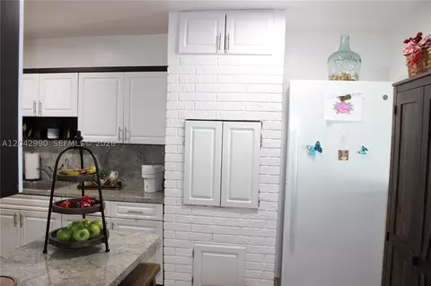 Kitchen - 11512 NW 58th Ave, Hialeah, FL 33012 photo 2 of 8
