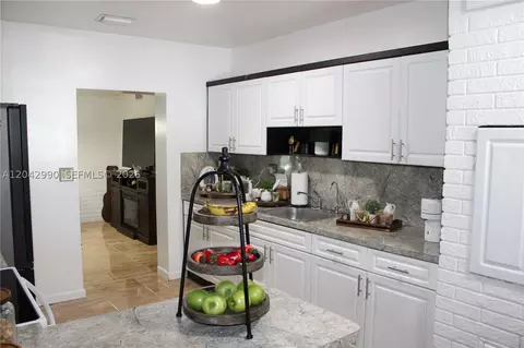 Kitchen - 11512 NW 58th Ave, Hialeah, FL 33012 photo 3 of 8