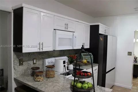 Kitchen - 11512 NW 58th Ave, Hialeah, FL 33012 photo 4 of 8