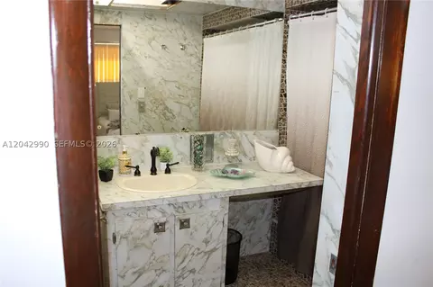 Bath - 11512 NW 58th Ave, Hialeah, FL 33012 photo 2 of 3