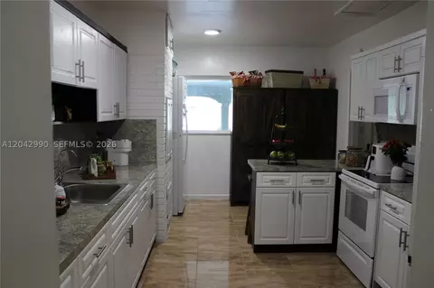 Kitchen - 11512 NW 58th Ave, Hialeah, FL 33012 photo 1 of 8