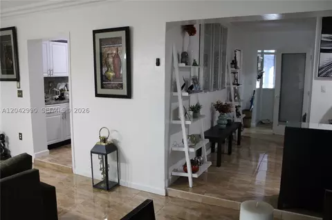 Entry Way - 11512 NW 58th Ave, Hialeah, FL 33012 photo 2 of 5