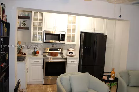 Kitchen - 11512 NW 58th Ave, Hialeah, FL 33012 photo 5 of 8