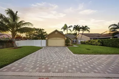7919 NW 50th St, Lauderhill, FL 33351