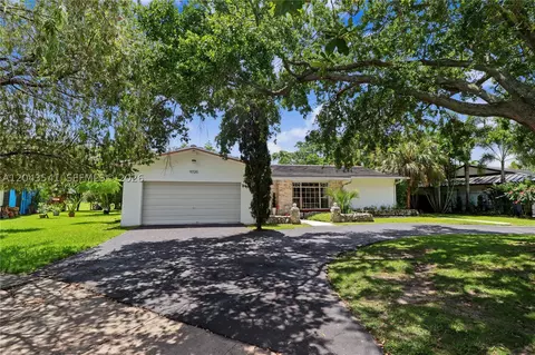 9720 Palmetto Club Ln W, Miami, FL 33157