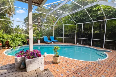 9720 Palmetto Club Ln W, Miami, FL 33157