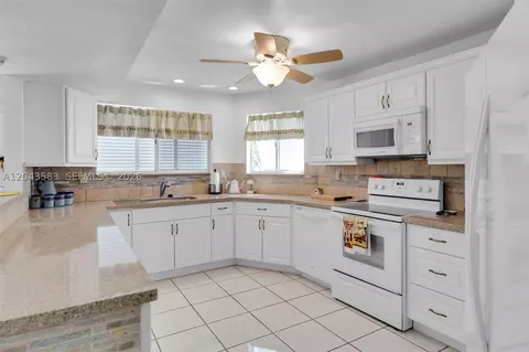 Kitchen - 19 Park Dr, Key Largo, FL 33037 photo 1 of 2