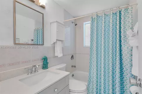 Bath - 19 Park Dr, Key Largo, FL 33037 photo 2 of 2