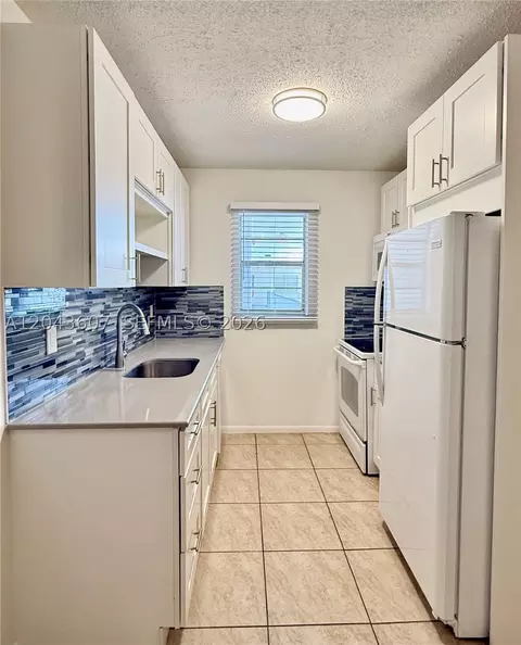 30 SE 4th Ave #206, Hallandale Beach, FL 33009