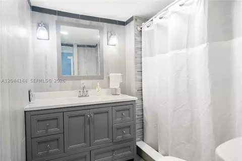 Bath - 768 Michael Dr, Key Largo, FL 33037 photo 1 of 1