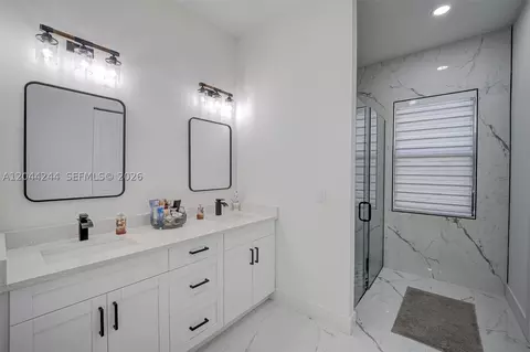 Bath - 7834 14th Pl, Labelle, FL 33935 photo 1 of 2