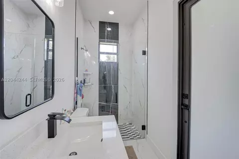 Bath - 7834 14th Pl, Labelle, FL 33935 photo 2 of 2