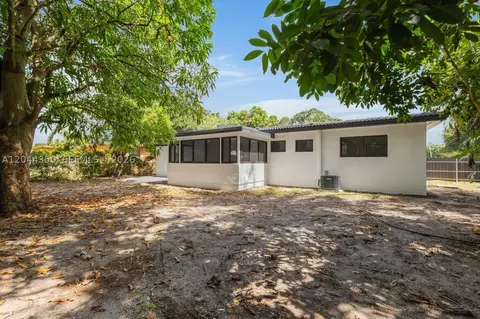 Exterior - 770 NE 160th St, Miami, FL 33162 photo 6 of 8