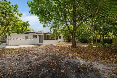 Exterior - 770 NE 160th St, Miami, FL 33162 photo 2 of 8