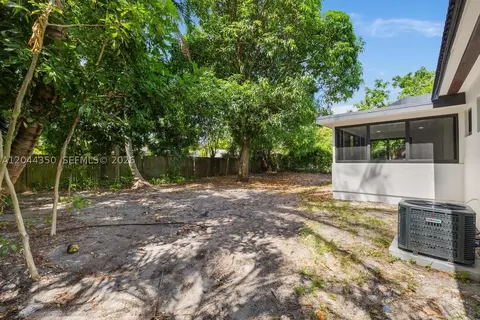 Exterior - 770 NE 160th St, Miami, FL 33162 photo 5 of 8